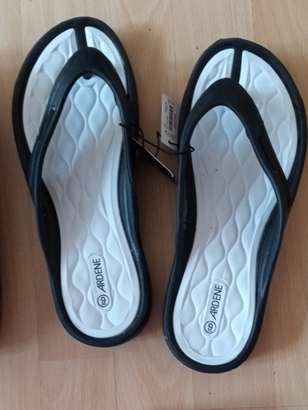 $3>>Ardene Black and White Cushioned Thong Sandals
